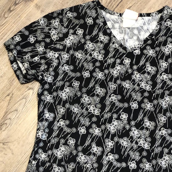 Peaches Black & White Floral V neck Scrub Top - Picture 4 of 7